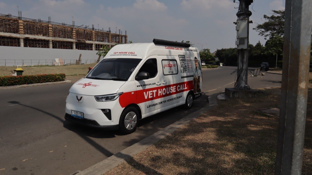 Kendaraan Vet Van tampak depan serong