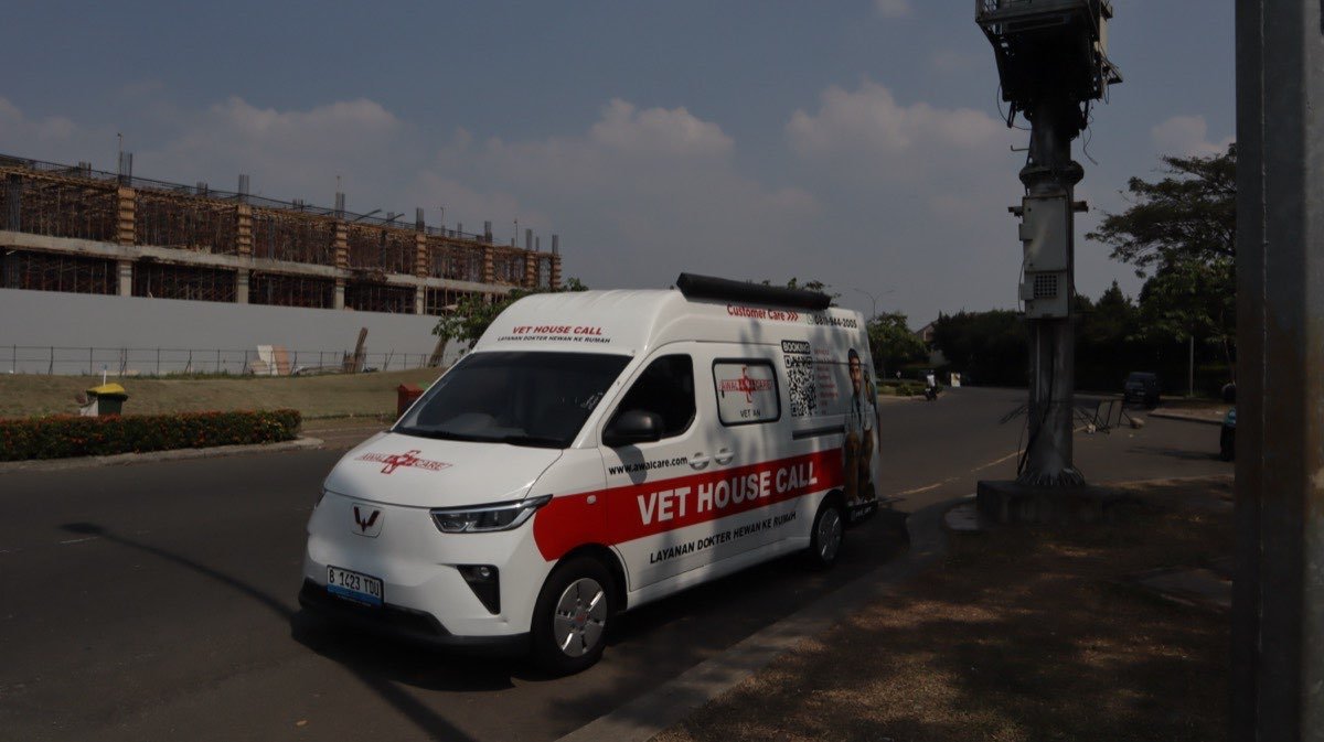 Kendaraan Vet Van tampak samping kanan